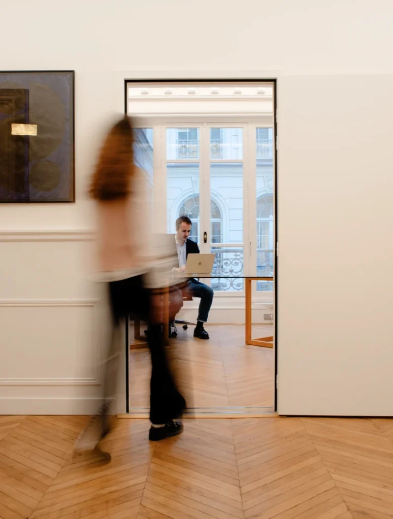Les locaux du cabinet LEV, avec en fond Marc Fournier, cofondateur de LEV.